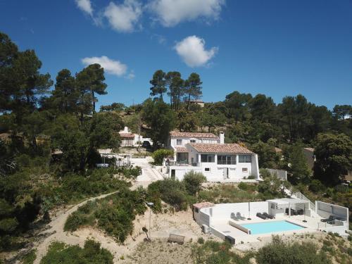 une vue aérienne d'une maison avec piscine dans l'établissement Les Reflets du Lac, à Esparron-de-Verdon