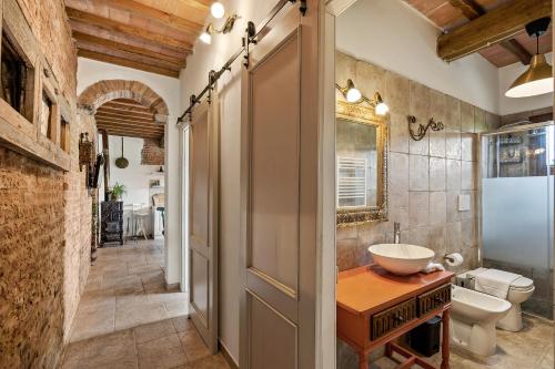 y baño con lavabo y aseo. en Holiday house CuordiNatura en Montopoli in Val dʼArno