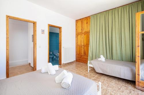 Ένα ή περισσότερα κρεβάτια σε δωμάτιο στο Secret Garden Villa-3BD, Pool & BBQ in Chalikounas