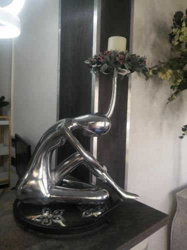 a metal chair on a counter with a candle at De Witte Huis in Bethlehem