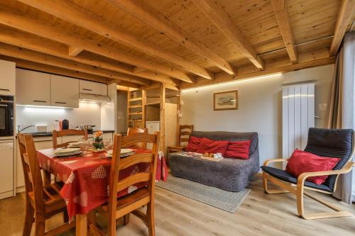 une cuisine et une salle à manger avec une table et des chaises dans l'établissement Résidence Grand Roc - Campanules 122 - Happy Rentals, à Chamonix-Mont-Blanc