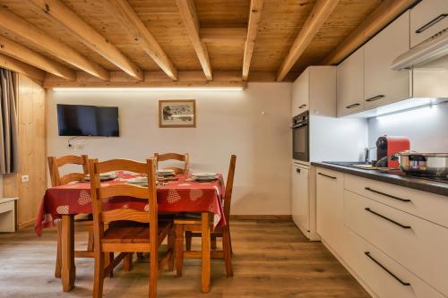 eine Küche und ein Esszimmer mit einem Tisch und Stühlen in der Unterkunft Résidence Grand Roc - Campanules 122 - Happy Rentals in Chamonix-Mont-Blanc