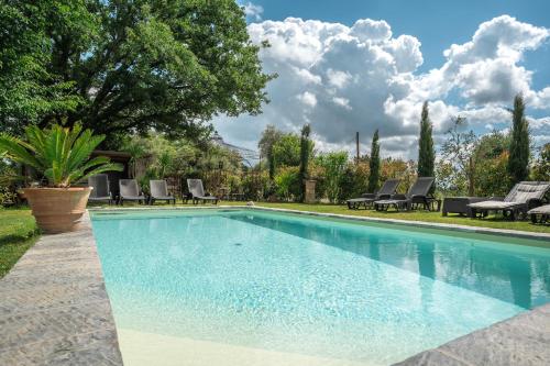 瓦爾迪安諾蒙托波利的住宿－Holiday house CuordiNatura，庭院内的游泳池,带椅子和树木