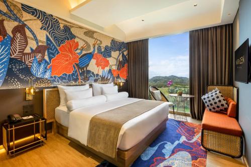 MORAZEN Yogyakarta في Temon: غرفة فندقية بسرير ونافذة كبيرة