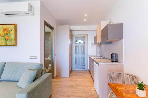 Imagen de la galería de Sea View Suites - Plaka Beach Resort, en Vasilikos