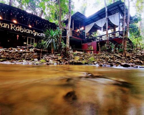 a house in the middle of a river at บ้านระเบียงน้ำ แม่แมะ in Chiang Dao
