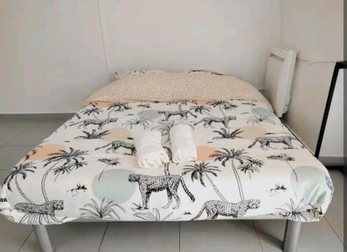 - un lit avec une couverture dans l'établissement La Petite Voute Montpellier Reine, à Montpellier