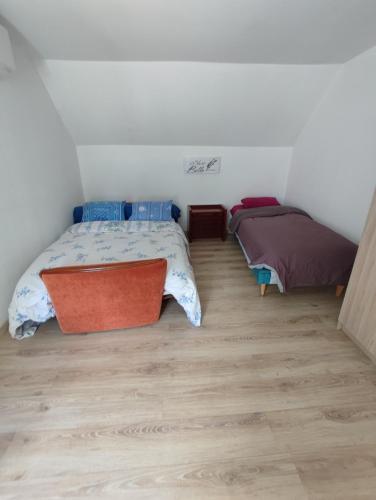 une chambre avec deux lits et un parquet dans l'établissement An umbrella, à Bourges