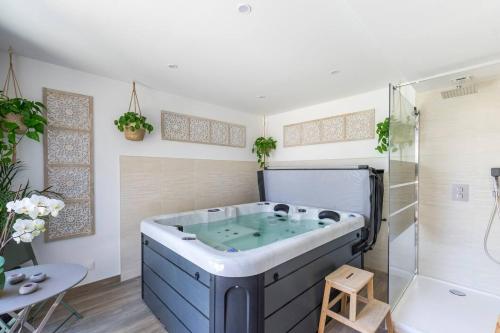 La salle de bains est pourvue d'une grande baignoire bleue. dans l'établissement l'antre deux, à Villeneuve-lès-Maguelone