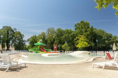 um parque aquático com escorrega e parque infantil em hu I Pini village em Fiano Romano