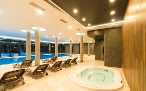 Bazén v ubytování Apartamenty BalticON Polanki Park - Basen, Sauna, Siłownia, Sala zabaw dla dzieci inclusive nebo v jeho okolí