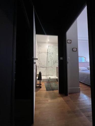 une porte ouverte menant à une chambre dans l'établissement Cœur de ville, Garage privé et gratuit avec Terrasse !, à Cahors