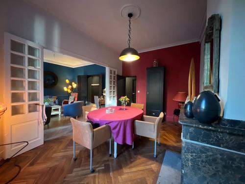a dining room with a pink table and chairs at Cœur de ville, Garage privé et gratuit avec Terrasse ! in Cahors