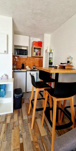 Photo de la galerie de l'établissement Chez flow joli studio cabine climatisé avec parking et piscine, à La Grande Motte