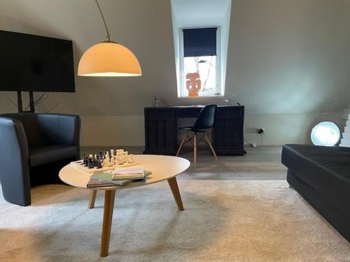 a living room with a coffee table and a couch at Proche Lille Logement dans Propriété de standing in La Chapelle dʼArmentières