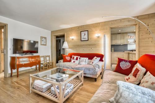 un salon avec un canapé et une table dans l'établissement Marmots, à Megève