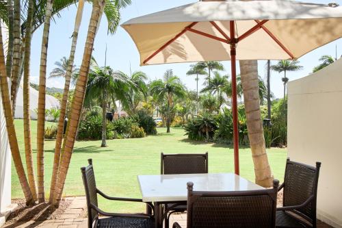 Taman di luar First Group Breakers Resort - Official
