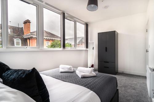Tempat tidur dalam kamar di Modern 1 Bed Apartment in Central Wrexham