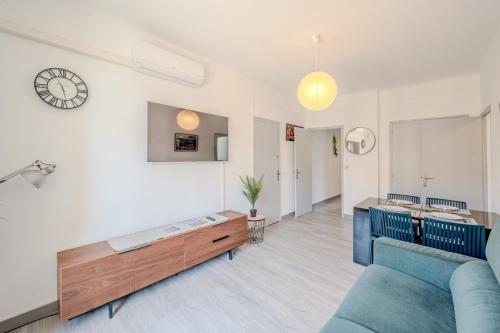 un salon avec un canapé et une table dans l'établissement Le Mayol - T3 Clim & Balcon, à Toulon