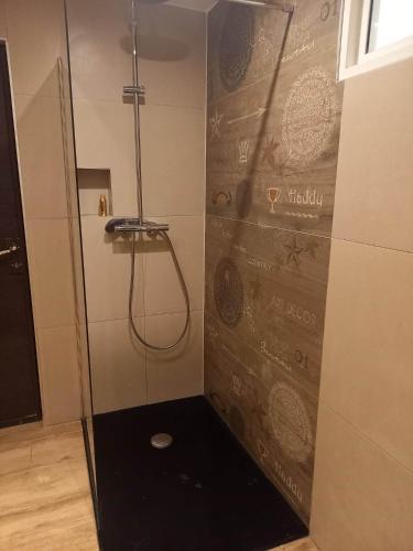 - une douche dans une chambre dotée d'une paroi en verre dans l'établissement Proche monaco, Appart 4 pers La Turbie, vue mer, piscine, garage, à La Turbie