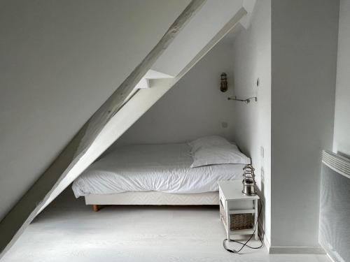 Una cama o camas en una habitación de Deauville Duplex 1er étage dans résidence centre Bayeux jardin aménagé commun proche des plages du débarquement- parking gratuit à proximité