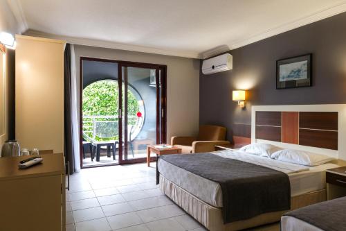 Un pat sau paturi într-o cameră la Kaila Krizantem Hotel