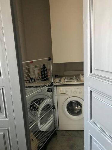 une buanderie avec un lave-linge et un lave-linge dans l'établissement Elégant T2 climatisé sur canal, à Sète