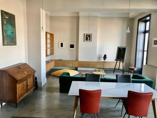 un salon avec un canapé, une table et des chaises dans l'établissement Elégant T2 climatisé sur canal, à Sète