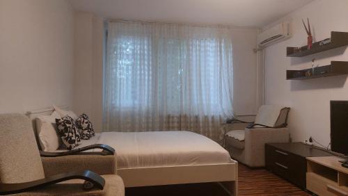 ein kleines Schlafzimmer mit einem Bett und einem Fenster in der Unterkunft happy home in Bukarest