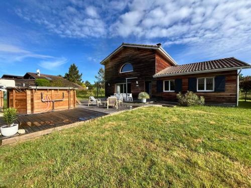 Photo de la galerie de l'établissement La Cabane de Sofi Villa Cosy Piscine 8 PERS, à Aureilhan