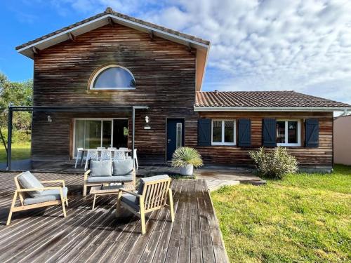 Photo de la galerie de l'établissement La Cabane de Sofi Villa Cosy Piscine 8 PERS, à Aureilhan