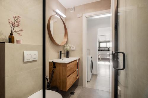y baño con lavabo y espejo. en Pluto apartments, en Jerusalén