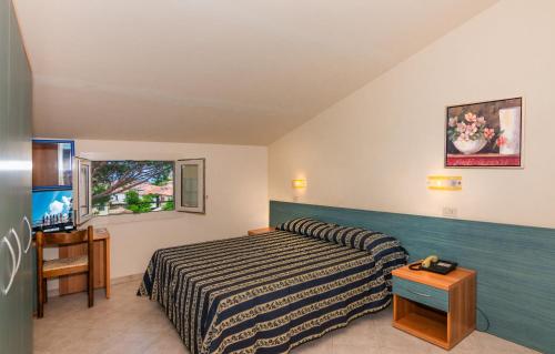 Un pat sau paturi într-o cameră la Hotel Apuana