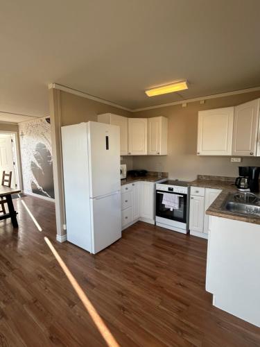 A kitchen or kitchenette at Fisk Club Cottages - Suðureyri angler house