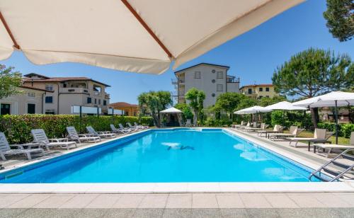 Bazén v ubytování Hotel Apuana nebo v jeho okolí