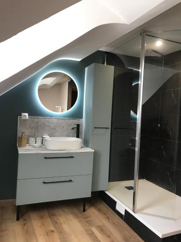 une salle de bain avec un lavabo et un miroir dans l'établissement Maison familiale proche Nausicaa, à Boulogne-sur-Mer