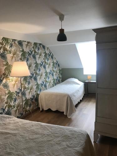 une chambre avec un lit et un mur dans l'établissement Maison familiale proche Nausicaa, à Boulogne-sur-Mer