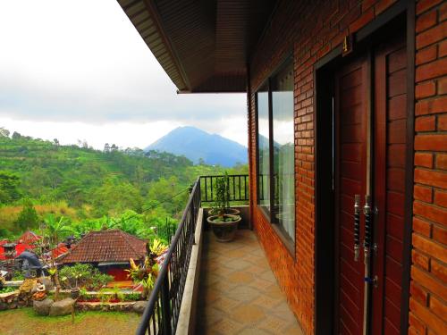 un balcón de una casa con vistas a la montaña en Mountain View House en Kintamani