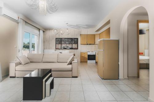 ケラモティにあるInside Apartmentのソファとキッチンのあるリビングルーム
