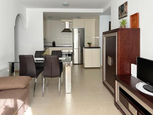 eine Küche und ein Wohnzimmer mit einem Tisch und Stühlen in der Unterkunft Sueños de Monachil in Monachil