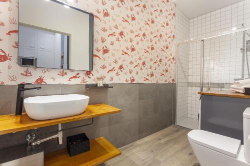 a bathroom with a sink and a mirror at Malasaña Studio en Madrid in Madrid