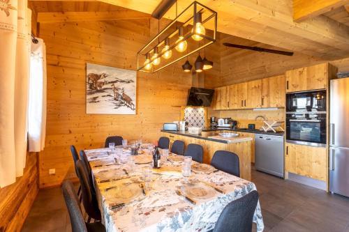 une salle à manger avec une table et une cuisine dans l'établissement Les Chevreaux - Chalet avec vue montagne, à Font-Romeu-Odeillo-Via