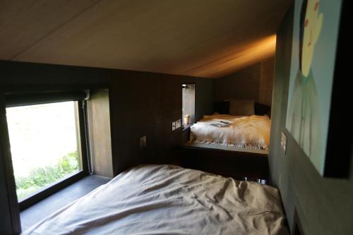 Ένα ή περισσότερα κρεβάτια σε δωμάτιο στο Two unique cabins wrapped in beautiful welsh scenery