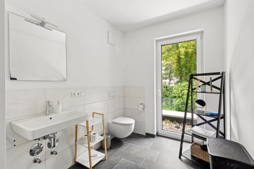 a bathroom with a sink and a toilet at Sali-Homes R5 Neubau mit Terrasse im Zentrum in Bayreuth