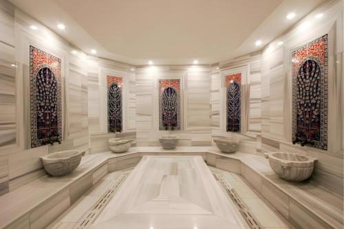 um átrio com três lavatórios e vitrais em Byotell Hotel Istanbul em Istambul
