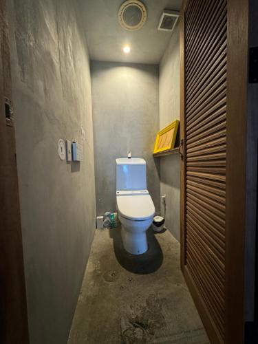 uma pequena casa de banho com WC num quarto em Untapped Hostel em Sapporo