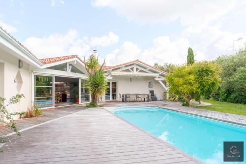 Villa avec piscine pour 8 personnes à Biscarrosse bourg