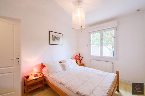 une chambre avec un lit et une fenêtre dans l'établissement Villa avec piscine pour 8 personnes à Biscarrosse bourg, à Biscarrosse