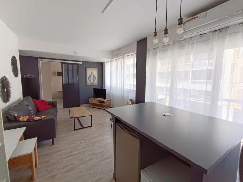 - un salon avec une grande île au milieu dans l'établissement Le Fontenoy T2 Tarbes centre ville Brauhauban, à Tarbes