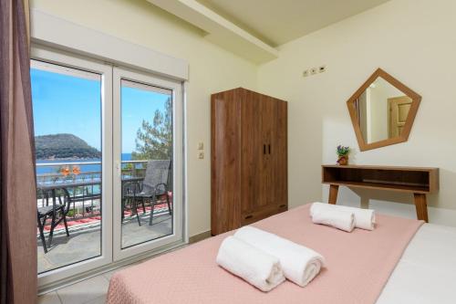um quarto com uma cama, um espelho e uma janela em Villa Roula em Koinira